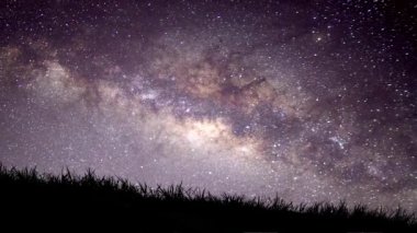 Gece çimen tarlası Yıldızlar ve samanyolu  