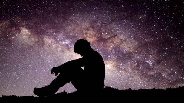 Des Hommes Désespérés Solitaires Nuit Avec Des Étoiles Voie Lactée — Video
