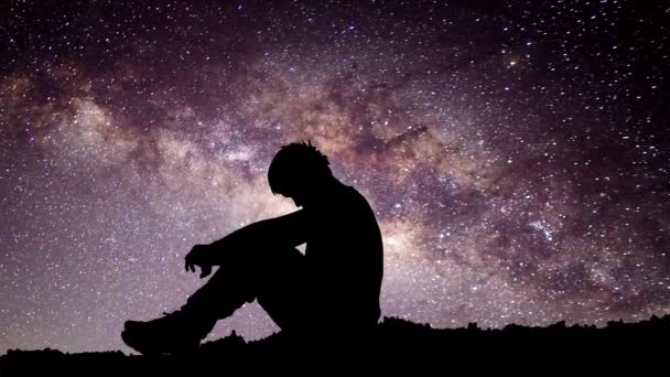 Samotni Zdesperowani Mężczyźni Nocy Gwiazdami Mleczną Drogą — Wideo stockowe