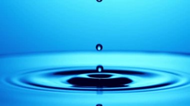 Stüdyo, su damlacıklarının dalgalarla su yüzeyine düşüşünün 4X yavaş çekimini yaptı.