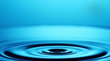 Stüdyo, su damlacıklarının dalgalarla su yüzeyine düşüşünün 4X yavaş çekimini yaptı.