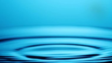 Stüdyo, su damlacıklarının dalgalarla su yüzeyine düşüşünün 4X yavaş çekimini yaptı.