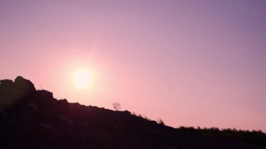 Gün batımında dağ bisikleti süren birinin silueti. İçerik eklemek için bir kopyalama alanı var