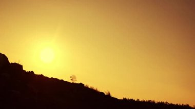 Gün batımında dağ bisikleti süren birinin silueti. İçerik eklemek için bir kopyalama alanı var