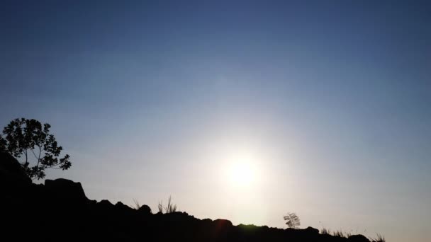 Silhueta Uma Pessoa Andando Bicicleta Montanha Pôr Sol Espaço Cópia — Vídeo de Stock