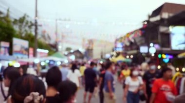 Lensler bulanık. Tayland 'daki sokak gıda pazarlarında bir sürü yaya var..