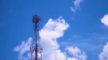 Gökyüzüne karşı telefon kulesi. Cep telefonu kulesi