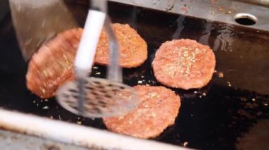 Pişirmek için ağır çekim 4X kızartma eti. Kızarmış Biftek Burger