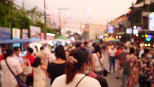 レンズをぼかす タイのストリートフード市場には歩行者がたくさんいます — ストック動画