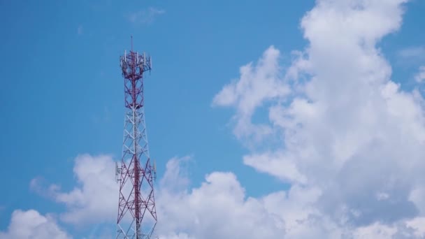 Τηλεφωνικός Πύργος Στον Ουρανό Πύργος Κινητής Τηλεφωνίας — Αρχείο Βίντεο