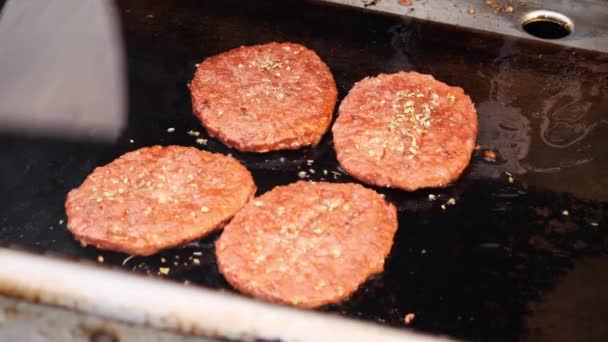慢动作4X烧肉烹调 油炸牛肉汉堡 — 图库视频影像