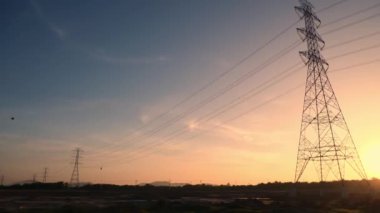 Enerji güvenliği kavramı ve elektrik gücü krizi Tayland 'da yüksek voltajlı nakil kuleleri.