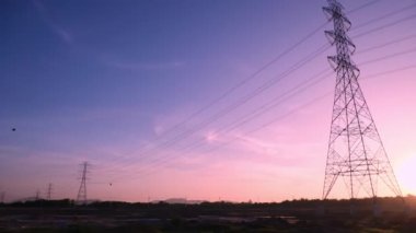 Enerji güvenliği kavramı ve elektrik gücü krizi Tayland 'da yüksek voltajlı nakil kuleleri.