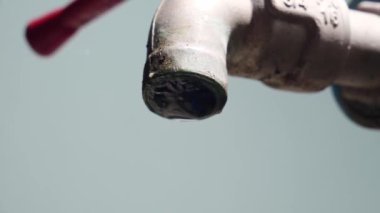 Su krizi konsepti. Musluktan su damlıyor. Damlalı musluk