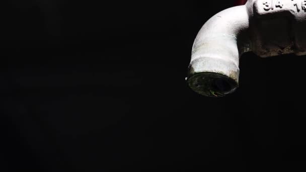 Концепція Водної Кризи Вода Витікає Крана Затискач Краплями Води — стокове відео