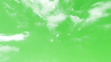 Yeşil ekranda hareket eden beyaz bulutlar