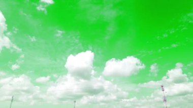 Yeşil ekranda hareket eden beyaz bulutlar