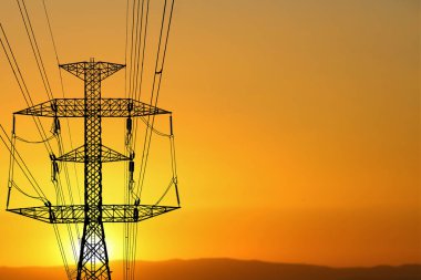 Silüeti olan yüksek voltaj direkleri. Güzel manzaralı karmaşık çelik yapı.
