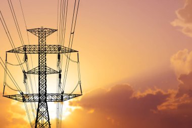 Silüeti olan yüksek voltaj direkleri. Güzel manzaralı karmaşık çelik yapı.