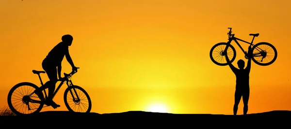 Silueta Cyklistů Kteří Večer Cvičí Louce Koncepce Fitness Zdravotní Péče — Stock fotografie