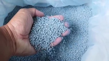 Yavaş çekim 4X kimyasal gübre formülü 15-15-15 gerçek atış. Pahalı gübre konsepti.