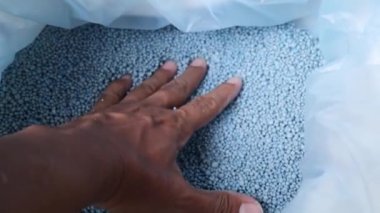 Yavaş çekim 4X kimyasal gübre formülü 15-15-15 gerçek atış. Pahalı gübre konsepti.