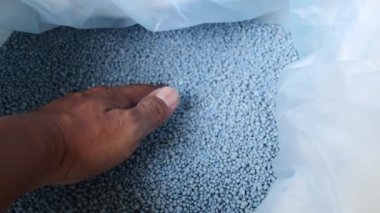 Yavaş çekim 4X kimyasal gübre formülü 15-15-15 gerçek atış. Pahalı gübre konsepti.