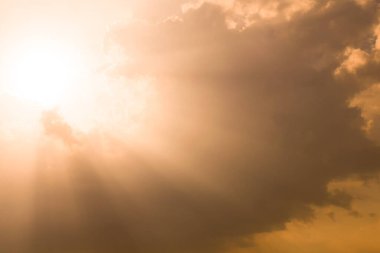 Gökyüzünde güneş ışınları ve bulutlar