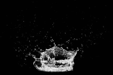 Dekorasyon projeleri için siyah arkaplanda su sıçraması