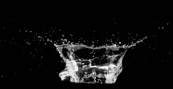 プロジェクトを飾るための黒の背景に水のスプラッシュ — ストック写真