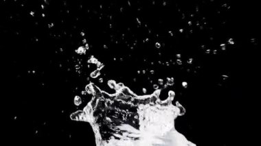 Siyah arkaplanda yavaş çekim 4X su sıçraması.