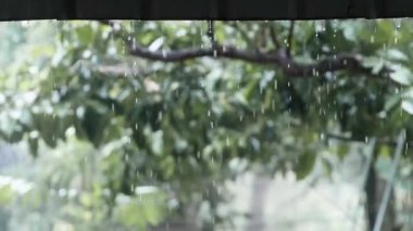 Çatıdan düşen yavaş çekim 4X yağmur damlaları