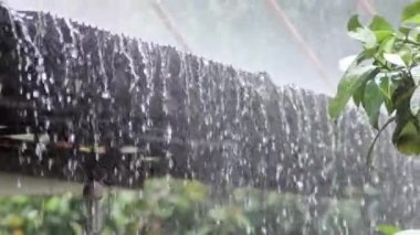 Çatıdan düşen yavaş çekim 4X yağmur damlaları