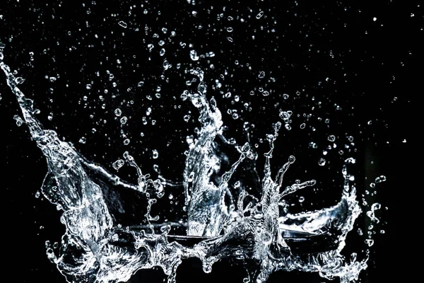 Spritzendes Wasser Auf Schwarzem Hintergrund Wasser Spritzt Erfrischenden Schwarzen Hintergrund — Stockfoto