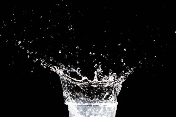 Espalhando Água Sobre Fundo Preto Água Respingo Refrescante Fundo Preto — Fotografia de Stock