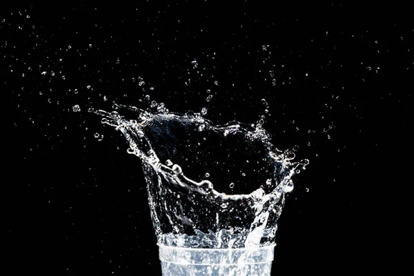 Salpicando Agua Sobre Fondo Negro Agua Salpicadura Refrescante Fondo Negro —  Fotos de Stock
