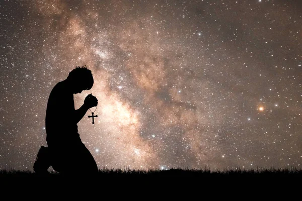 Priant Homme Avec Croix Sur Fond Nuit Étoilée — Photo