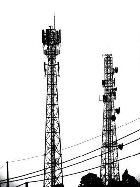 Antenli telekomünikasyon kulesi. Gökyüzündeki anten. Antenli kule. telefon anteni.