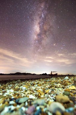 Denizin üzerinde güzel bir gün batımı