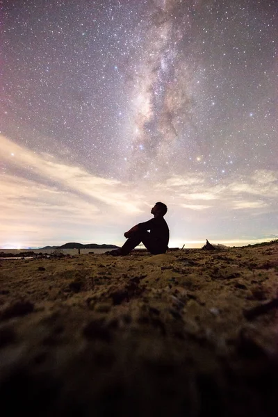Σιλουέτα Ενός Άνδρα Που Κάθεται Στην Παραλία Νύχτα — Φωτογραφία Αρχείου