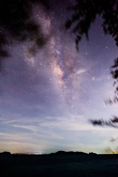 美丽的夜空 点缀着星星和云彩 — 图库照片