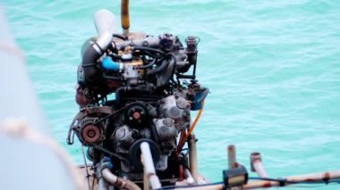Tayland 'da küçük tekne motorları. Arabanın motoruyla popüler..