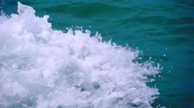 Gemi hareket ettiği için su sıçrayan dalgalar. Seyahat için arka plan kavramı