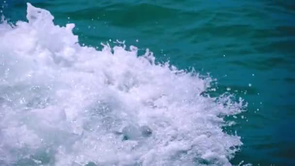 船が動くので 水の波が飛び散る 旅の背景概念 — ストック動画