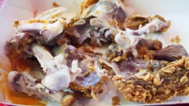 Kalan tavuk kemikleri. Fast food restoranında yiyecek atığı kavramı ve taze atık
