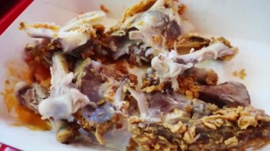 Kalan tavuk kemikleri. Fast food restoranında yiyecek atığı kavramı ve taze atık