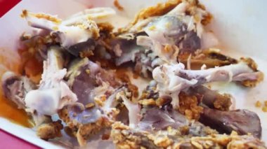 Kalan tavuk kemikleri. Fast food restoranında yiyecek atığı kavramı ve taze atık