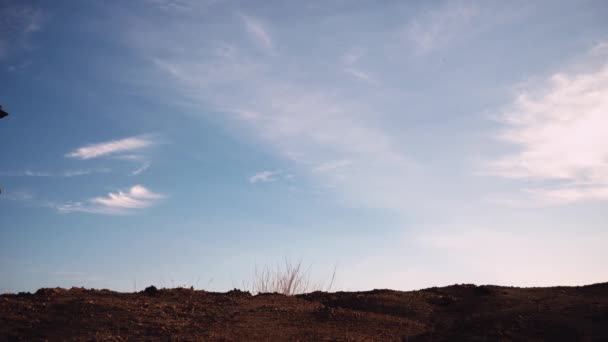 Mişcare Lentă Omul Exersează Traseul Alergare Seara Silueta Omului Care — Videoclip de stoc