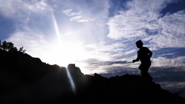 Zeitlupe Der Mann Übt Sich Abends Trail Running Silhouette Des — Stockvideo