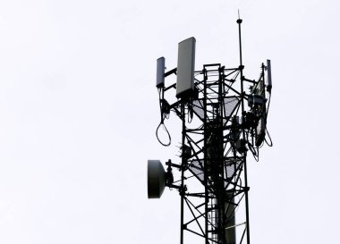 Antenli telekomünikasyon kulesi. Gökyüzündeki anten. Antenli kule. telefon anteni.
